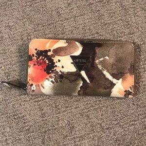 NWOT Guess zippered wallet